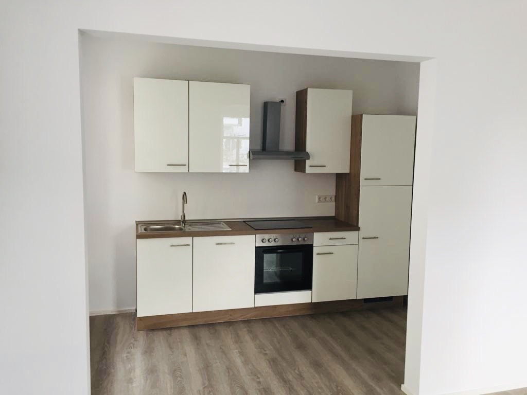 Neue EBK mit Elektrogeräten