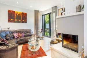 Wohnzimmer mit Kamin