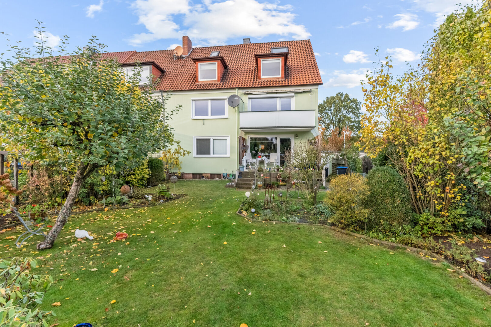 Blick aus dem Garten auf das Haus