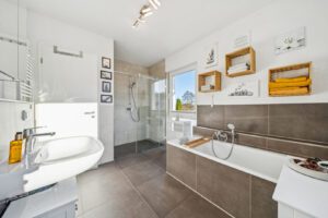 Das Badezimmer im Obergeschoss