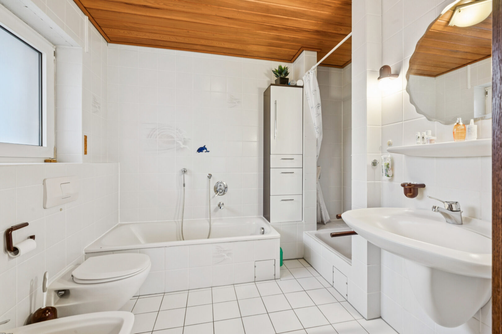 Badezimmer mit Wanne und Dusche