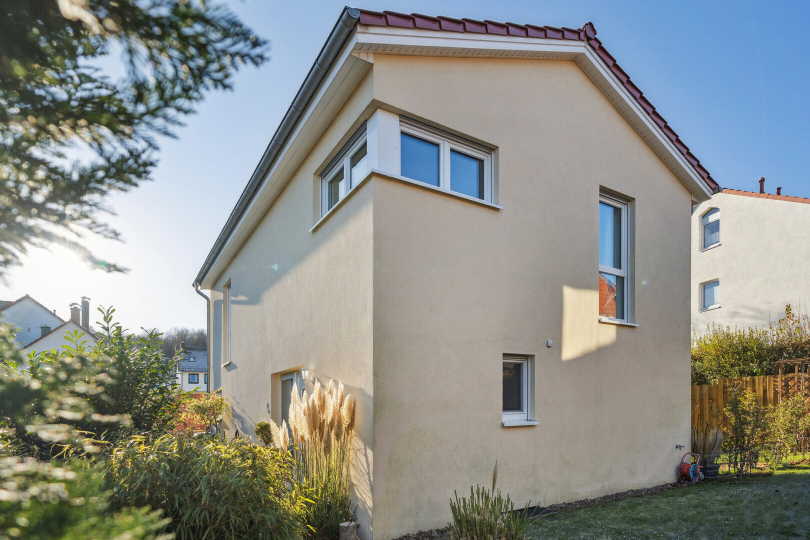 Blick vom Garten auf das Haus