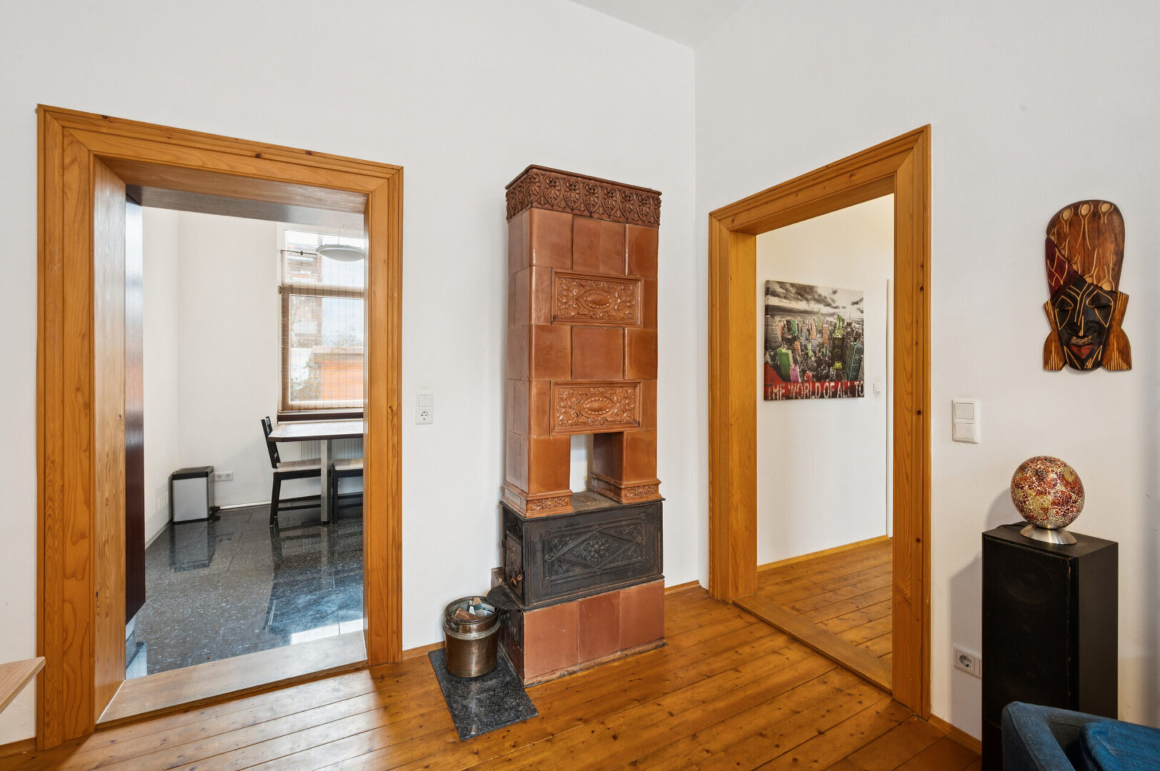 Der Kamin im Wohnzimmer